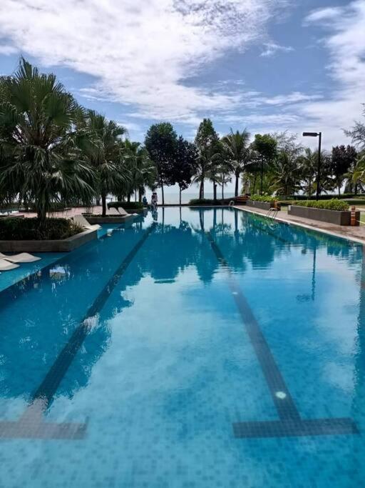 Timurbay Seafront Residence By Ozzy Azizi Kuantan Exterior photo
